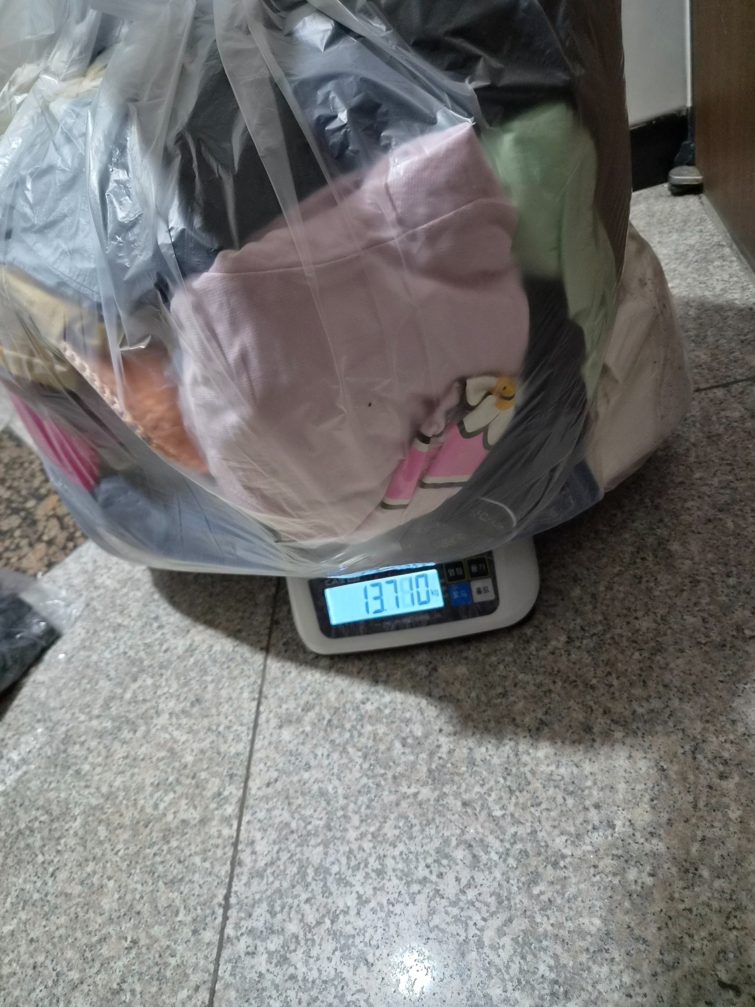 헌옷 봉투의 무게를 저울로 확인하는 실제 수거 현장 2